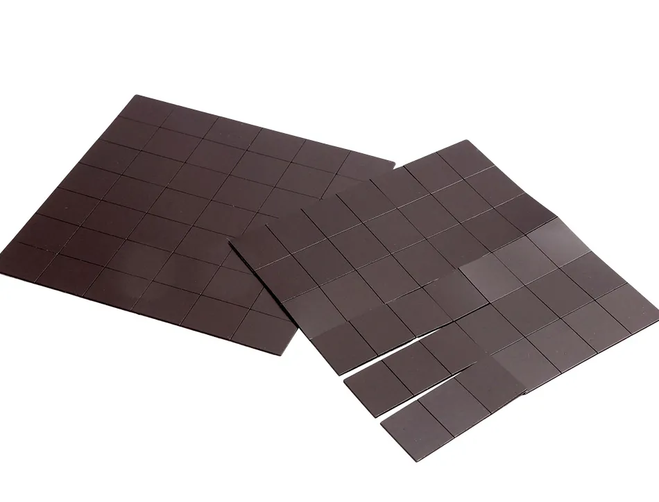 Aimant adhesif o'color 25x20mm coloris blanc et noir sachet 168 unites