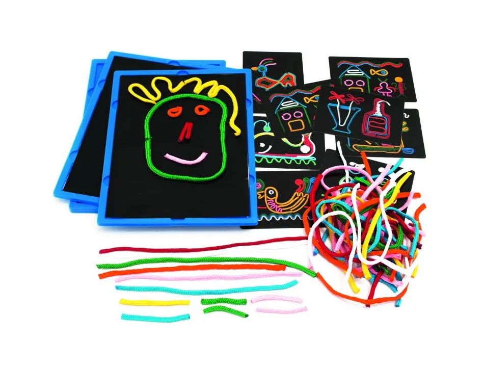 Atelier scraplacets lap surface adhesive noire 4 supports de jeu 12 modeles de realisation et 50 fils