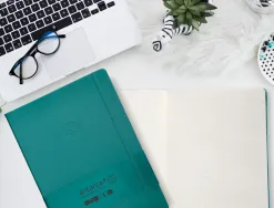 Carnet fermeture elastique antartik notes couverture rigide a4 ligne 100 feuilles 80gr fsc coloris vert paon