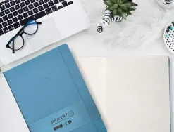 Carnet fermeture elastique antartik notes couverture rigide a4 ligne 100 feuilles 80gr fsc coloris bleu ciel
