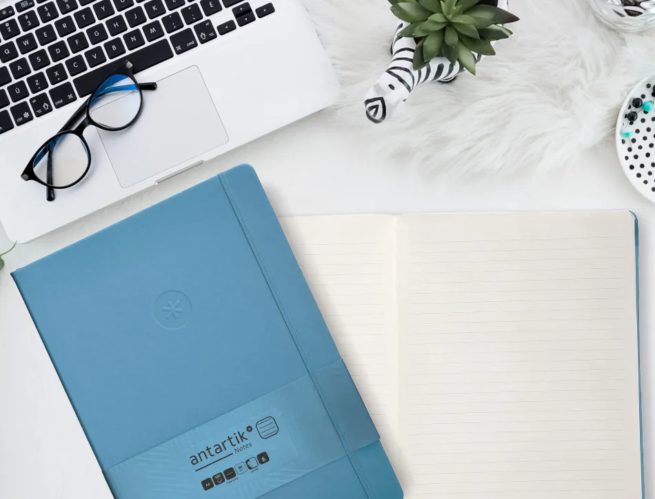 Carnet fermeture elastique antartik notes couverture rigide a4 ligne 100 feuilles 80gr fsc coloris bleu ciel