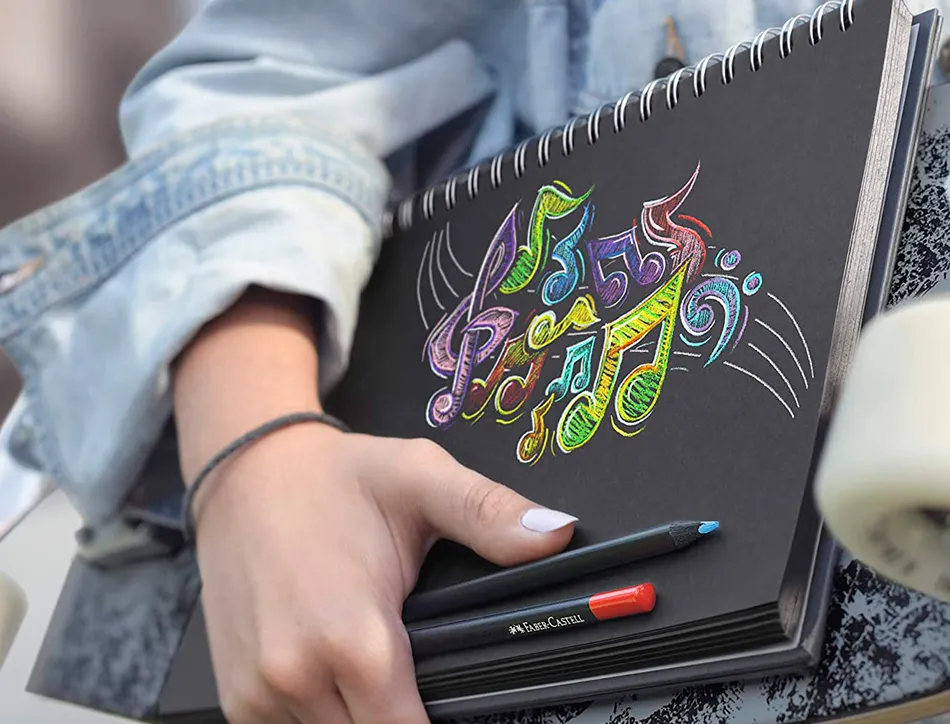 Crayon couleur faber castell triangulaire black edition en bois noir pochette de 12