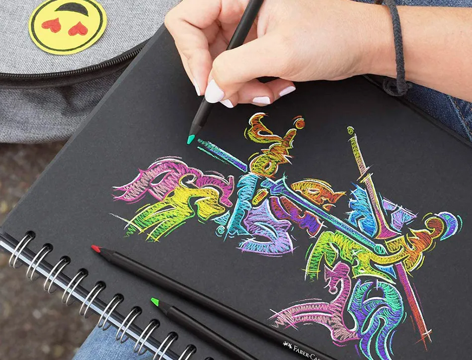 Crayon couleur faber castell triangulaire black edition en bois noir pochette de 12