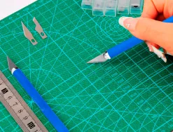 Cutter bistouri q-connect en gomme lame 6mm fixe avec capuchon de protection 5 lamesde rechange incluses