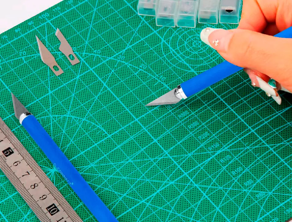 Cutter bistouri q-connect en gomme lame 6mm fixe avec capuchon de protection 5 lamesde rechange incluses