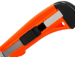Cutter xd-38 q-connect large en plastique lame 18mm retractable interchangeable precoupee special emballage carton