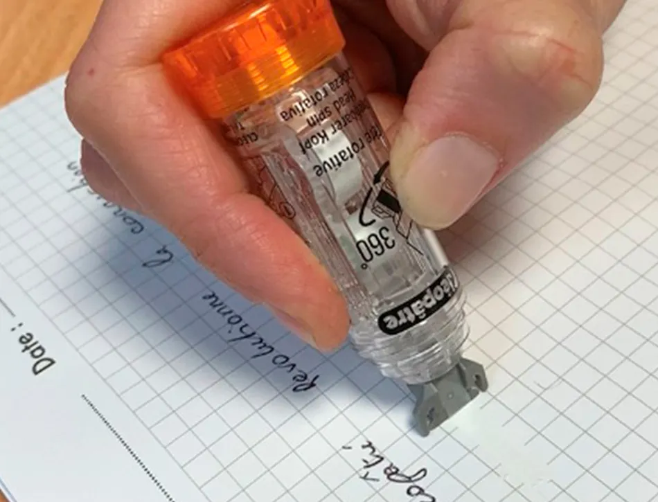 Effaceur d'encre cleopatre correcteur rechargeable avec tete rotative 360 . dimension 6m x5 mm