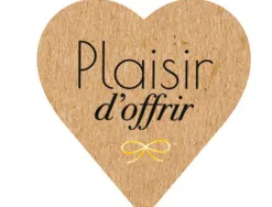 Etiquette autocollante avery plaisir d'offrir forme coeur kraft 37x37mm rouleau 500 unites
