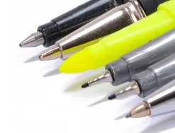 Etui staedtler triplus set 6 unites 2 feutres 1 bleu 1 noir 1 roller noir 1 stylo bleu 1 porte-mine hb et 1 surligneur