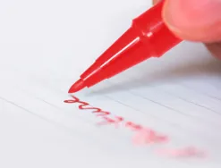 Feutre uniball sign pen encre super ink couvrante pointe feutre nylon ogive largeur trace 1mm coloris rouge