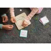 Geoboard bs toys pour cr er des dessins 1 planche en bois avec 48 elastiques et 20 cartes modeles