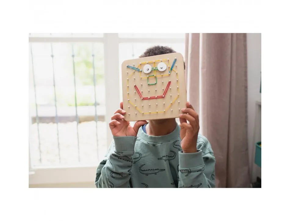 Geoboard bs toys pour cr er des dessins 1 planche en bois avec 48 elastiques et 20 cartes modeles