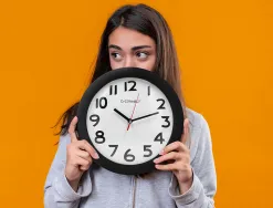 Horloge q-connect murale plastique design actuel numéros noirs fond blanc 1 pile aa non fournie diamètre 30cm noir