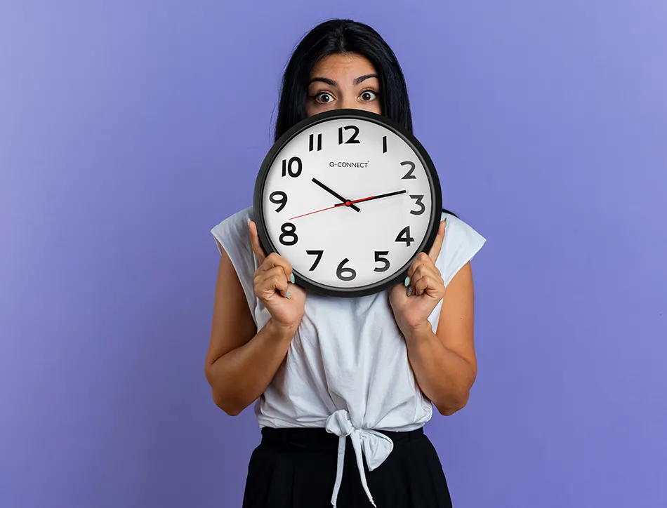 Horloge q-connect murale plastique design actuel numéros noirs fond blanc 1 pile aa non fournie diamètre 34cm noir