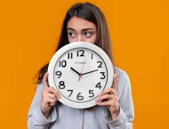 Horloge q-connect murale plastique design actuel numéros noirs fond blanc 1 pile aa non fournie diamètre 30cm blanc