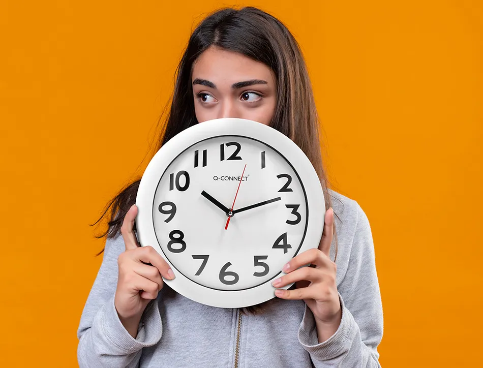 Horloge q-connect murale plastique design actuel numéros noirs fond blanc 1 pile aa non fournie diamètre 30cm blanc
