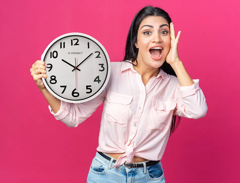 Horloge q-connect murale plastique design actuel numéros noirs fond blanc 1 pile aa non fournie diamètre 34cm chromé