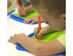 Initiation a l ecriture akros ardoise de pre-ecriture avec poinãons 4 plateaux 4 poincons 4 cadres de fixation