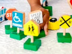 Jeu enfant imaginovo vehicules et panneaux signalisation bois +3 ans 16 pieces 30x22x4 cm
