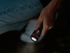 Lampe torche q-connect plastique avec zoom 1 watt mode éclairage on/off 3 piles aaa fournies coloris noir/rouge