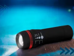 Lampe torche q-connect plastique avec zoom 1 watt mode éclairage on/off 3 piles aaa fournies coloris noir/rouge