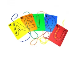 Lettres majuscule a tisser henbeade a - z en plastique lavable 26 cartes 10 lacets coloris assortis