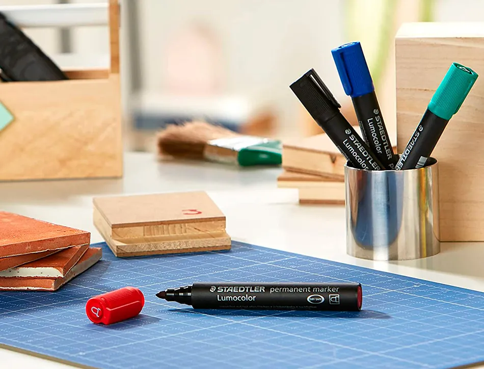 Marqueur staedtler permanent dry safe 352 lumocolor pointe ogive 2mm assortie etui de 4