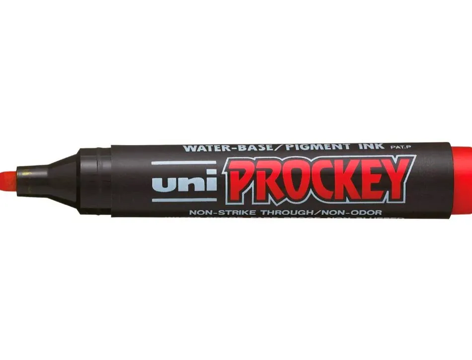 Marqueur uniball uni prockey permanent pointe biseautée tracé 2/5mm encre sans alcool corps plastique coloris rouge