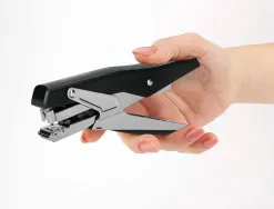 Pince à agrafer q-connect ergonomique 75x25x175mm 25f agrafes 24/6 et 26/6 coloris chromé/noir
