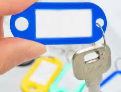 Porte-clés q-connect porte-étiquette plastique 50x22mm coloris bleu présentoir 100 unités