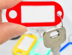 Porte-clés q-connect porte-étiquette plastique 50x22mm coloris rouge présentoir 100 unités