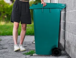 Poubelle conteneur q-connect plastique avec couvercle et roues capacite 240l 1040x620x610 mm coloris vert