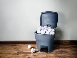 Poubelle conteneur q-connect plastique avec couvercle et pedale capacite 30l dim 395x395x420mm coloris gris