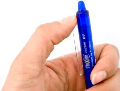 Roller pilot frixion clicker écriture moyenne 0.35mm encre effaçable gomme sertie grip prehension rechargeable bleu