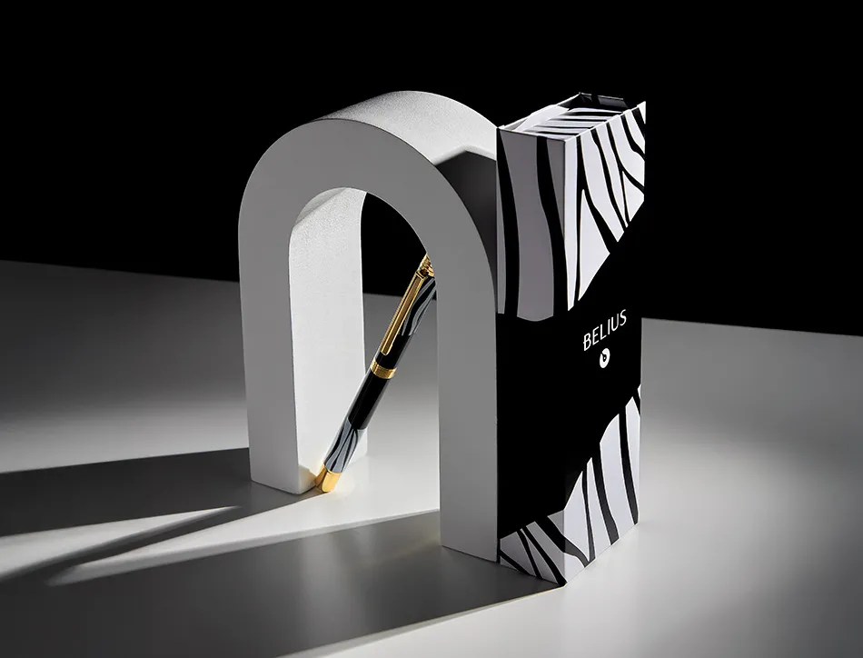 Stylo-bille belius b&w aluminium attributs or encre bleue coloris noir zebrures blanches dans coffret cadeau