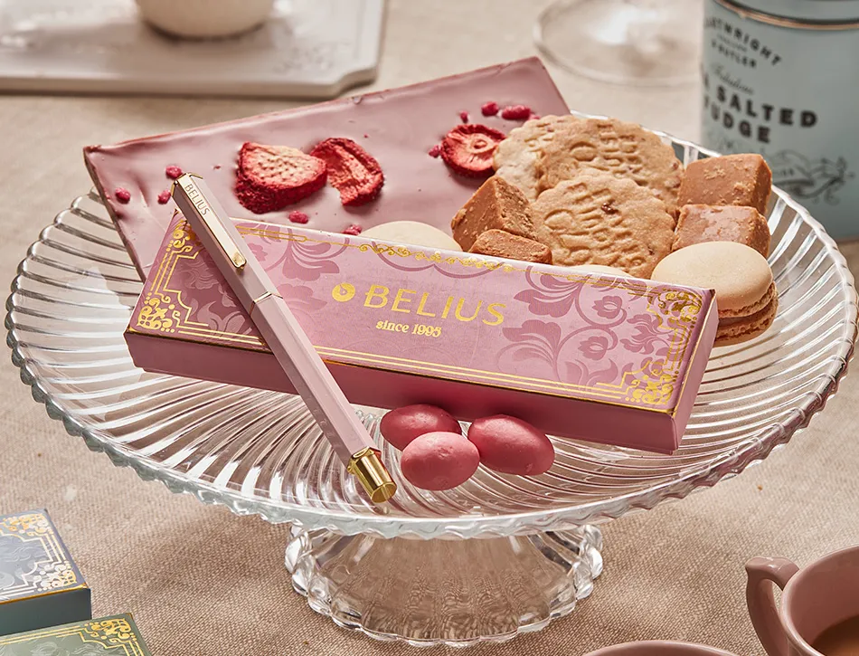 Stylo-bille belius macaron bliss hexagonal aluminium details et attributs or encre bleue coloris rose coffret cadeau