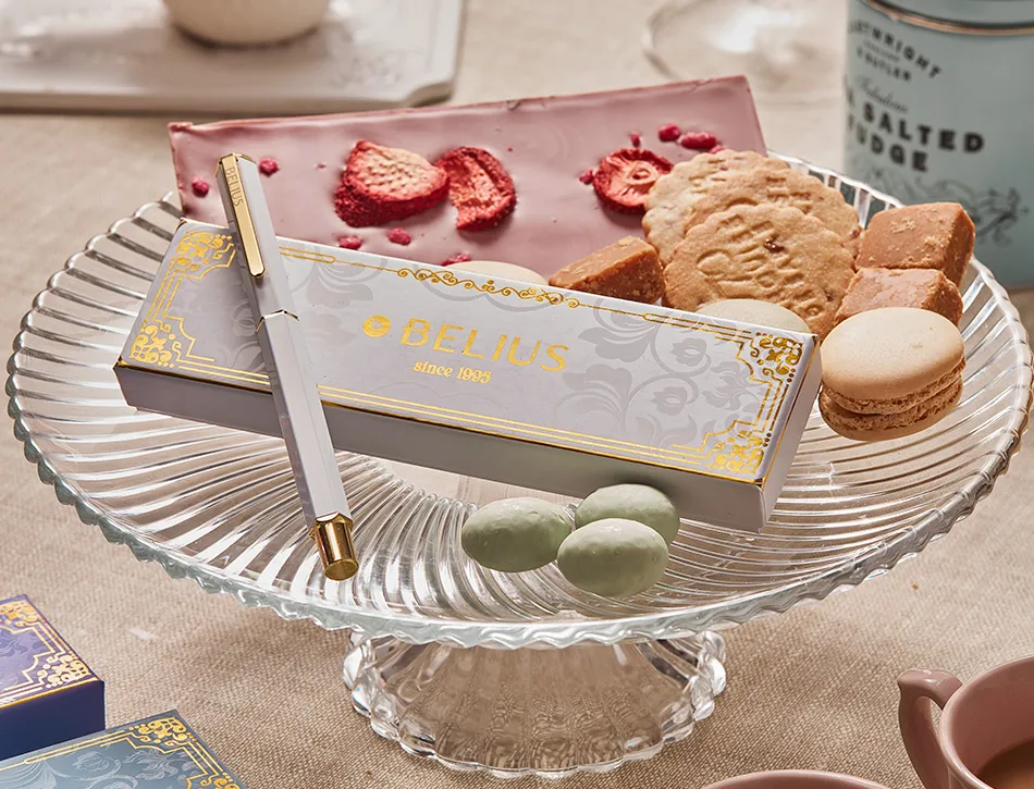 Stylo-bille belius macaron bliss hexagonal aluminium details et attributs or encre bleue coloris blanc coffret cadeau