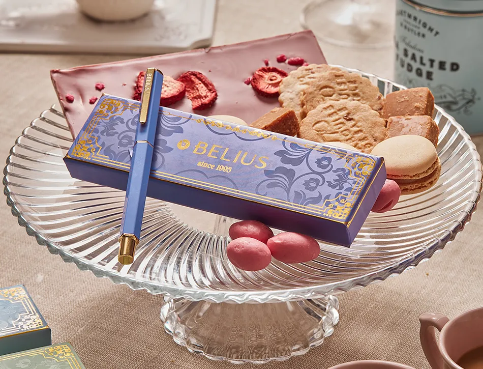 Stylo-bille belius macaron bliss hexagonal aluminium details et attributs or encre bleue coloris mauve coffret cadeau