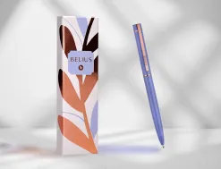 Stylo-bille belius rose aluminium details et attributs or rose encre bleue coloris lavande dans coffret cadeau