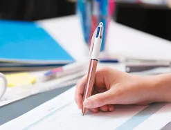 Stylo-bille bic 4 couleurs shine retractable rechargeable pointe moyenne 1mm corps blanc/or rose