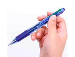 Stylo-bille q-connect 4 couleurs écriture moyenne 0.7mm corps translucide bleuté encre classique noir bleu rouge vert