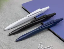 Stylo-bille schneider reco retractable et rechargeable corps plastique recycle pointe 1mm trait 0,5mm coloris noir