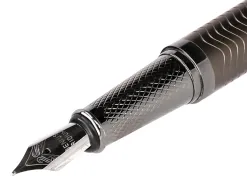 Stylo-plume belius neptuno aluminium texture ondulee attributs gun encre bleue coloris kaki dans coffret cadeau