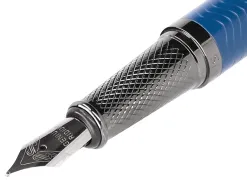 Stylo-plume belius neptuno aluminium texture ondulee attributs gun encre bleue coloris bleu marine dans coffret cadeau