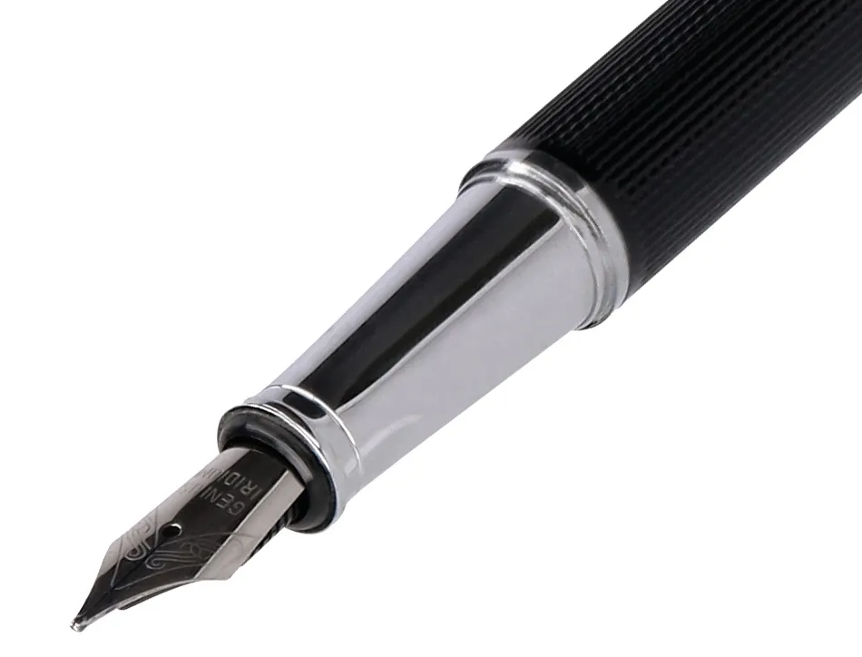 Stylo-plume etui simili cuir belius turbo alum. texture pointillee attributs argent encre bleue col. noir coffret cadeau