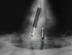 Stylo-plume etui simili cuir belius turbo alum. texture pointillee attributs argent encre bleue col. noir coffret cadeau