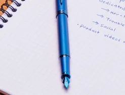 Stylo-plume parker im monochrome bleu pointe moyenne encre bleu etui cadeau