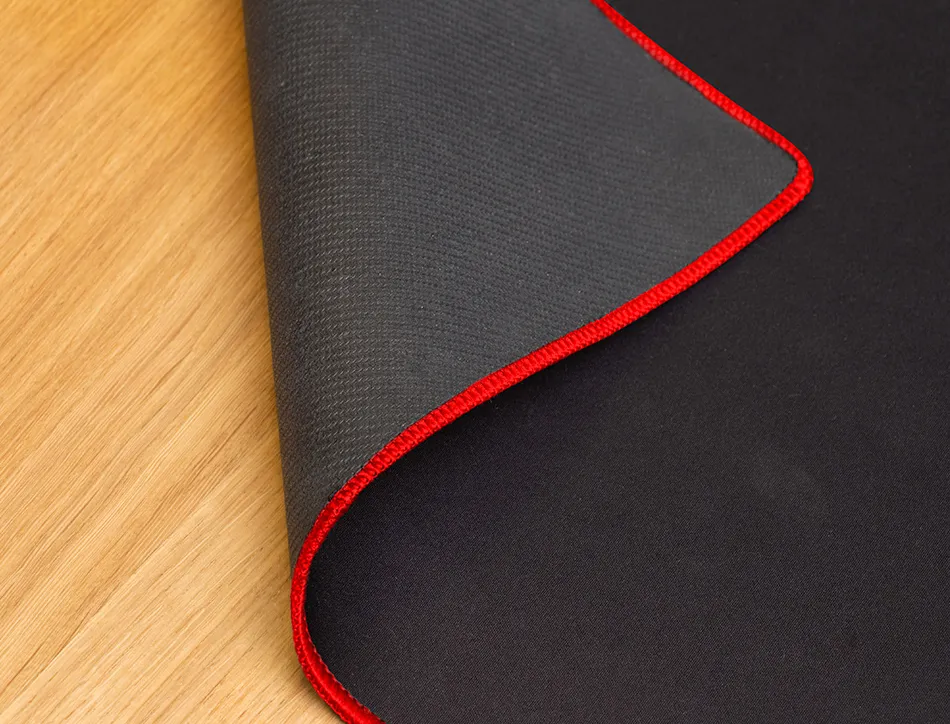 Tapis souris q-connect xxl 900x400mm coloris noir avec bord rouge